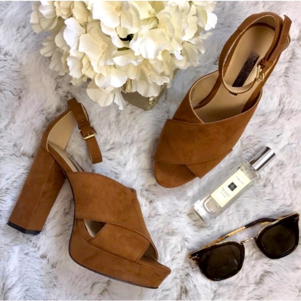 BCBGeneration tan suede chunky heels sz5